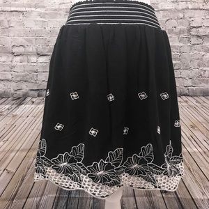 Romeo+Juliet Black Skirt w Embroidered Flowers M